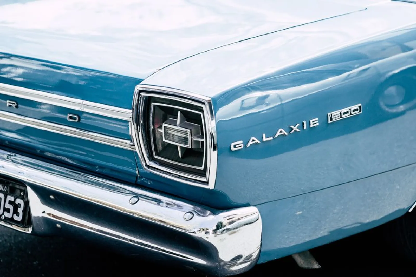 Detalhes de personalização em um carro clássico